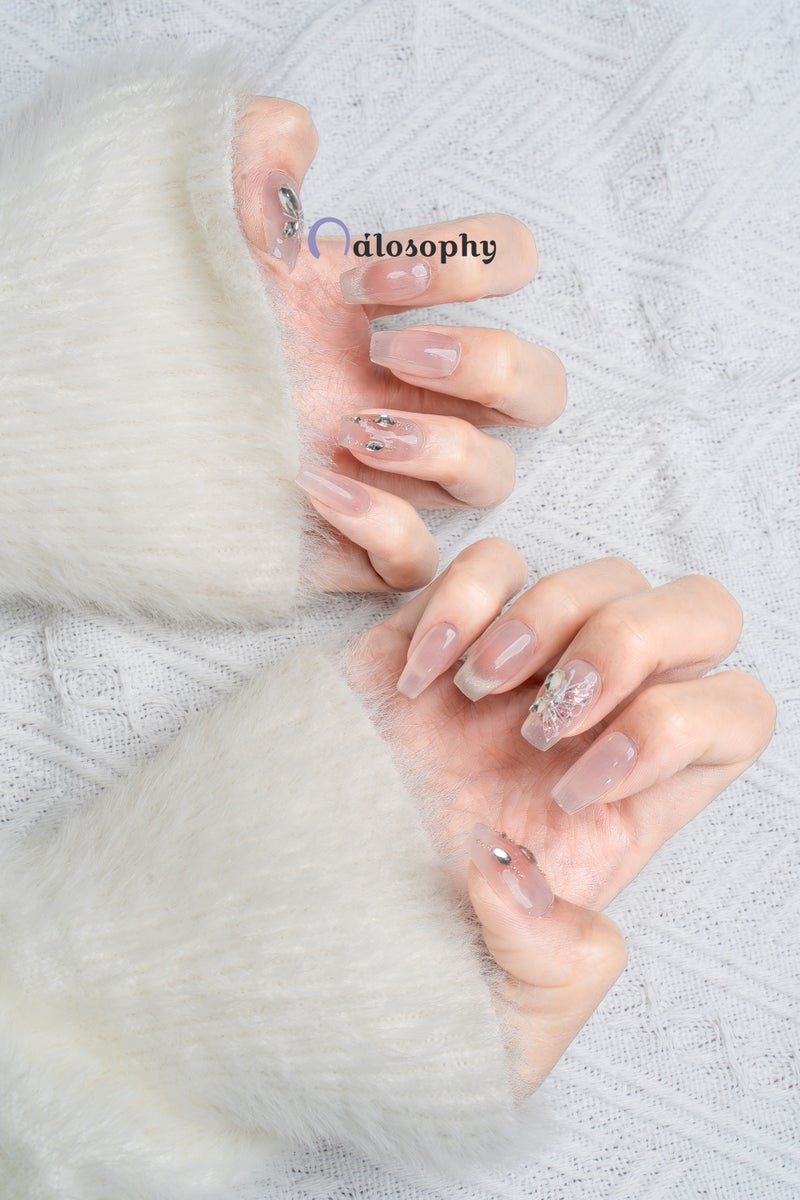 Nailosophy أظافر جيل مضغوطة يدوية باللون الوردي الناعم مع فراشة كريستالية | شكل كوفين - Image 3